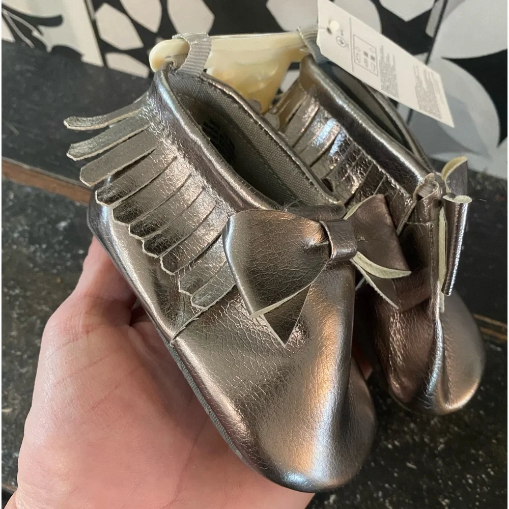 METALLIC fringe leather baby moccasins! Soft soles/good for baby feet 👣 NWT